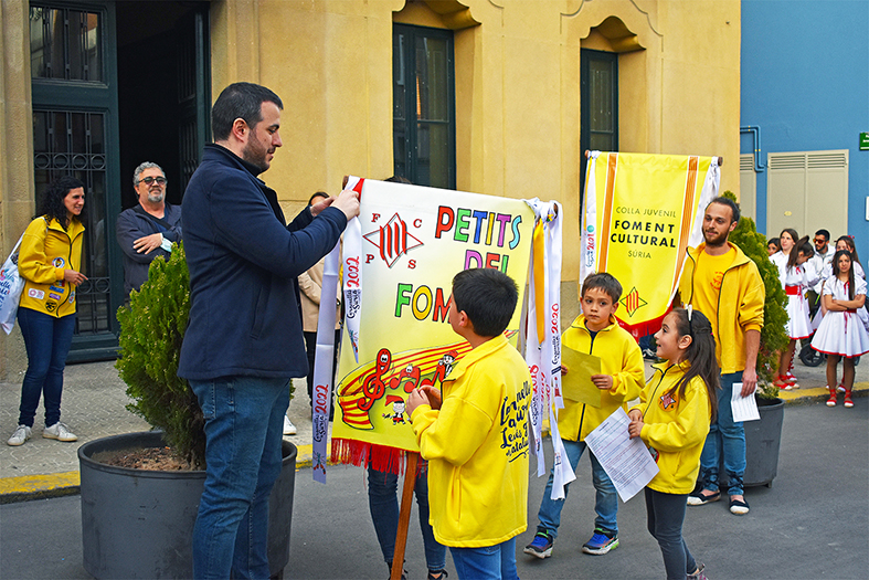 Lâ€™alcalde Albert CoberÃ³ posa la cinta commemorativa de les Caramelles dâ€™enguany a lâ€™estendard de la colla Infantil del Foment Cultural, durant lâ€™acte dâ€™inici de la festa.
