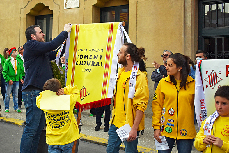 Lâ€™alcalde Albert CoberÃ³ posa la cinta commemorativa de les Caramelles dâ€™enguany a lâ€™estendard de la colla Juvenil del Foment Cultural, durant lâ€™acte dâ€™inici de la festa.