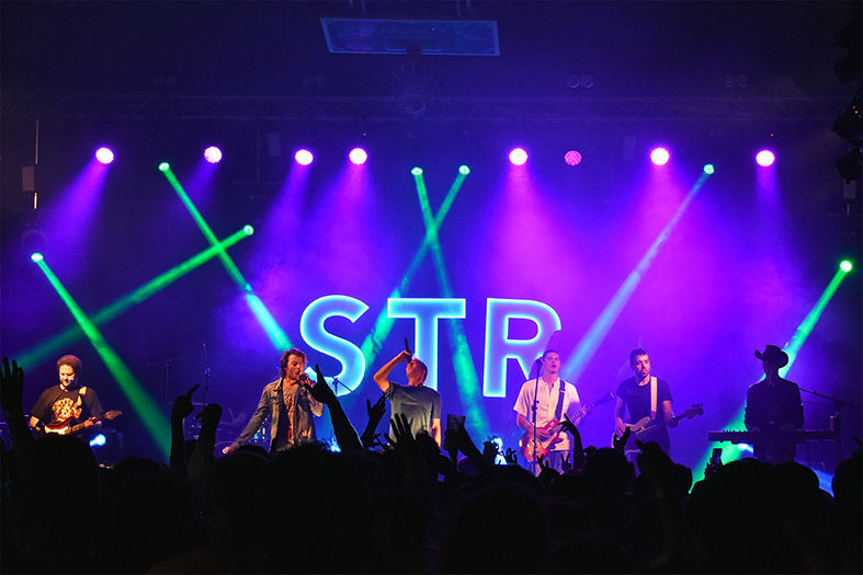 Concert de Strombers al PavellÃ³ Municipal d'Esports durant les Caramelles de SÃºria 2022.