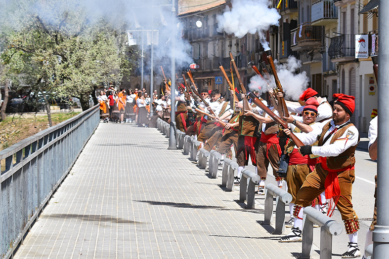 Galejada dels trabucaires de la colla del Tro Gros al barri de Sant Jaume, durant les Caramelles de SÃºria 2022.