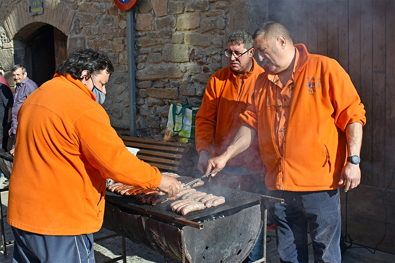 Esmorzar de Pasqua a la plaÃ§a Major del Poble Vell, durant les Caramelles de SÃºria 2022.