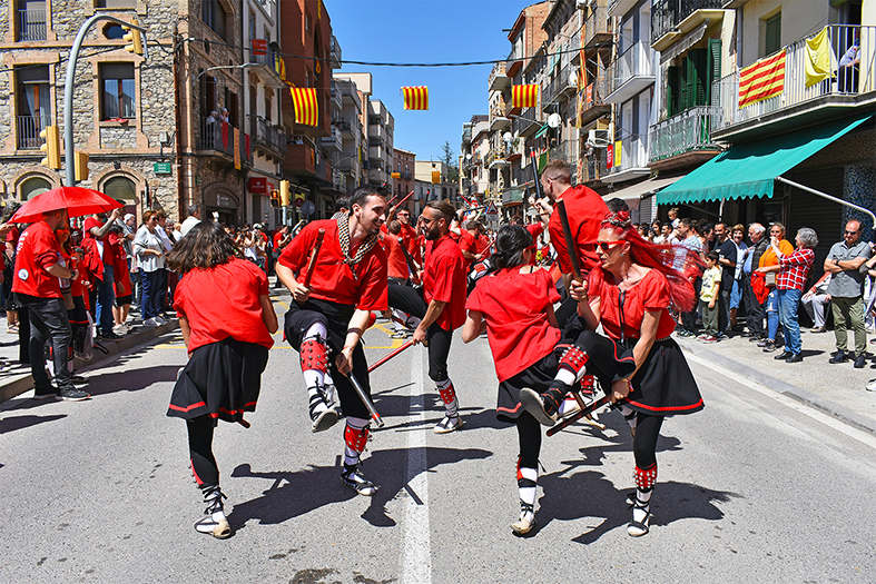 ActuaciÃ³ de la colla de l'Altatxu al carrer GonzÃ¡lez Solesio durant les Caramelles de SÃºria 2022.