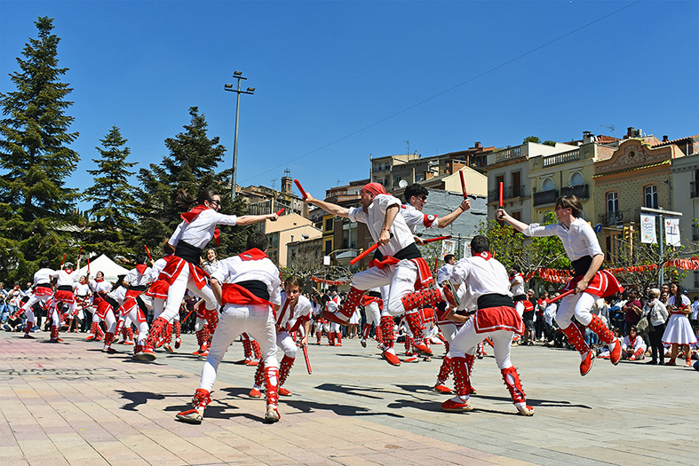 ActuaciÃ³ de la colla dels Grans de l'AgrupaciÃ³ Sardanista a la plaÃ§a de Sant Joan, durant les Caramelles de SÃºria 2022.