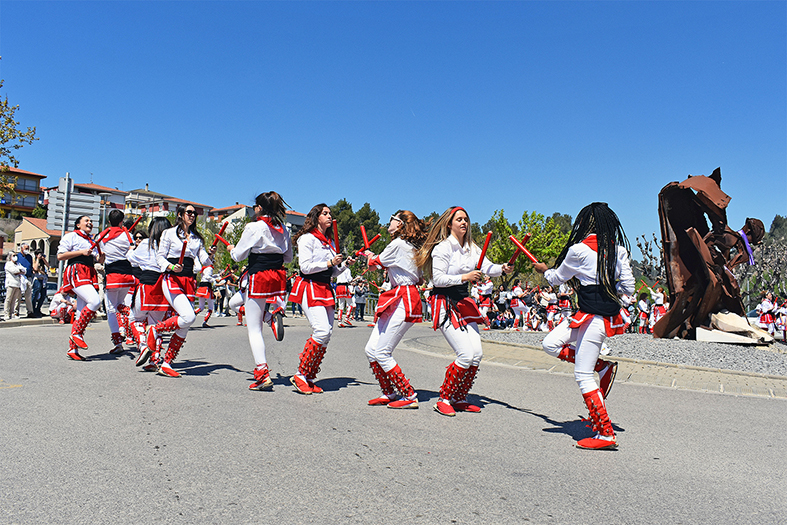 ActuaciÃ³ de la colla dels Grans de l'AgrupaciÃ³ Sardanista a la rotonda del monument a la Mineria, durant les Caramelles de SÃºria 2022.