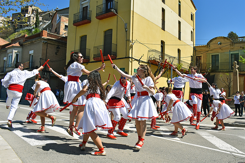 ActuaciÃ³ de la colla dels Grans de l'AgrupaciÃ³ Sardanista al davant de la plaÃ§a ClavÃ©, durant les Caramelles de SÃºria 2022.