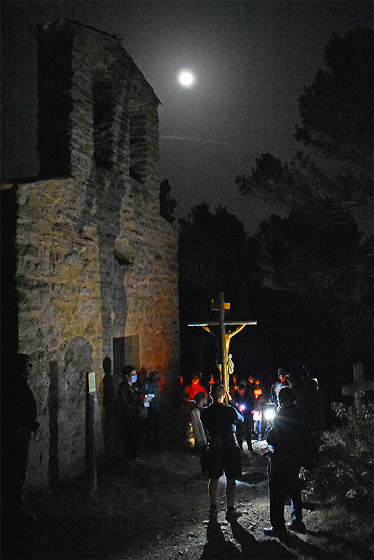 Via Crucis nocturn a Sant Salvador, al seu pas per lâ€™ermita vella, dins dels actes de Setmana Santa.