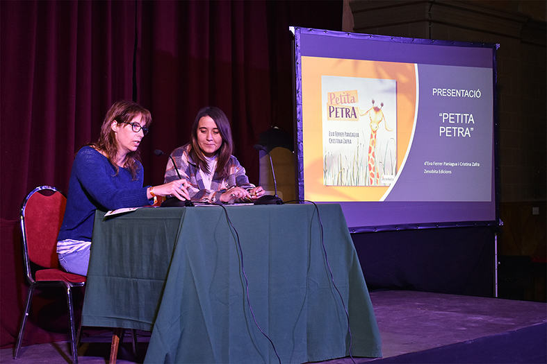 La regidora de Cultura, Alba Santamaria, parla al comenÃ§ament del cicle 'Per Sant Jordi, llibres de casaâ€™, al costat de lâ€™autora surienca Eva Ferrer.