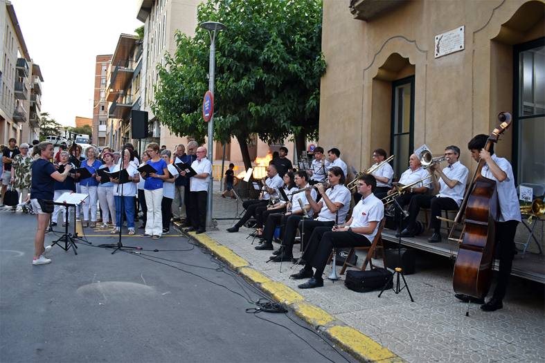 Súria celebra la Nit de Sant Joan al davant de la Casa de la Vila, amb la música, la dansa i la tradicional foguera