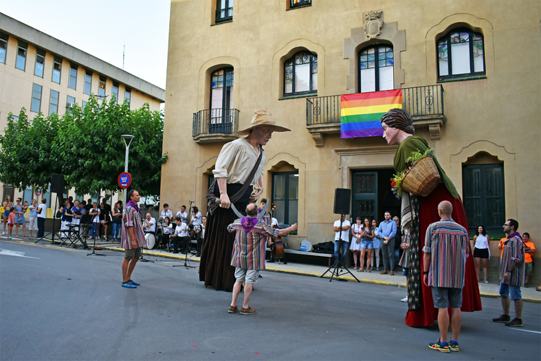 ActuaciÃ³ dels Geganters i Grallers del Gorg de lâ€™Olla durant la celebraciÃ³ de la Nit de Sant Joan a SÃºria, al davant de la Casa de la Vila.