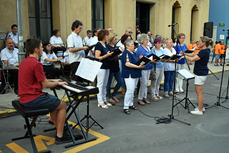 ActuaciÃ³ de la Coral SÃ²rissons de lâ€™Escola Municipal de MÃºsica durant la celebraciÃ³ de la Nit de Sant Joan a SÃºria, al davant de la Casa de la Vila.