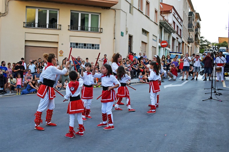 ActuaciÃ³ de lâ€™AgrupaciÃ³ Sardanista durant la celebraciÃ³ de la Nit de Sant Joan a SÃºria, al davant de la Casa de la Vila.