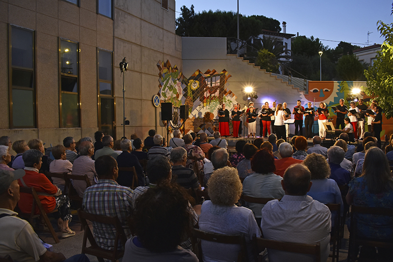 Concert de la Societat Coral La Llanterna a lâ€™entorn de la plaÃ§a Salvador Perarnau, dins del programa de la Festa Major de SÃºria.