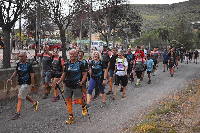 Grup de participants en la Caminada Nocturna del Centre Excursionista, dins del programa de la Festa Major de SÃºria.