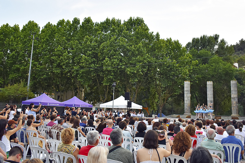 ActuaciÃ³ de la 25a Mostra de Dansa de lâ€™Escola Maria Cinta a la plaÃ§a de Sant Joan, dins del programa de la Festa Major de SÃºria.