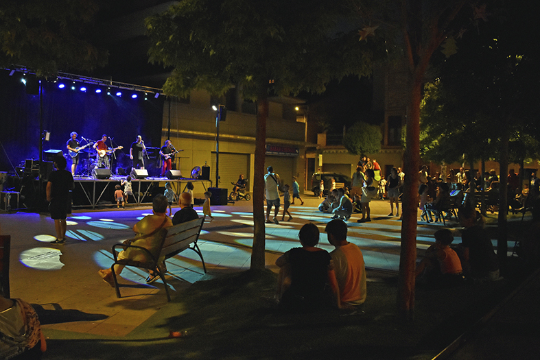 ActuaciÃ³ del cicle de concerts 'Animats' amb grups locals a la plaÃ§a de la Serradora, dins del programa de la Festa Major de SÃºria.