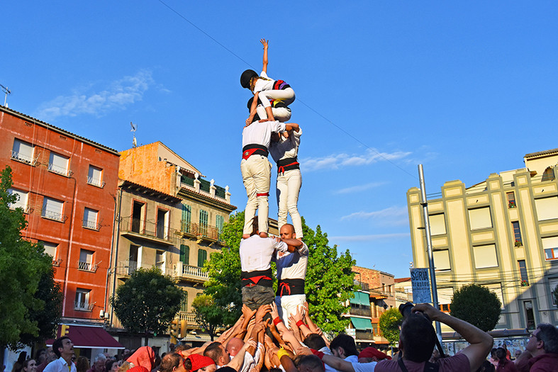 Castell de la colla castellera Malfargats del Pallars durant la Trobada Castellera de la Festa Major de SÃºria.
