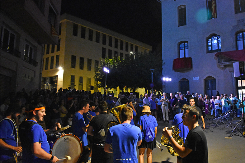 Inici de la cercavila nocturna del grup Buskant el To Brass Band al davant de la Casa de la Vila, dins del programa de la Festa Major de SÃºria.