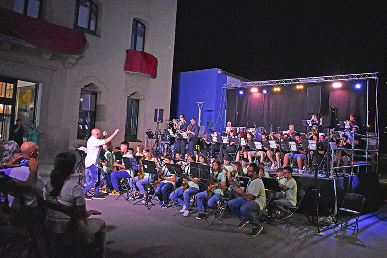 ActuaciÃ³ conjunta de la JazzBand de les Escoles Municipals de NavÃ s i SÃºria i de la Banda John Lennon de Mirandola (ItÃ lia), al davant de la Casa de la Vila, dins del programa de la Festa Major de SÃºria.
