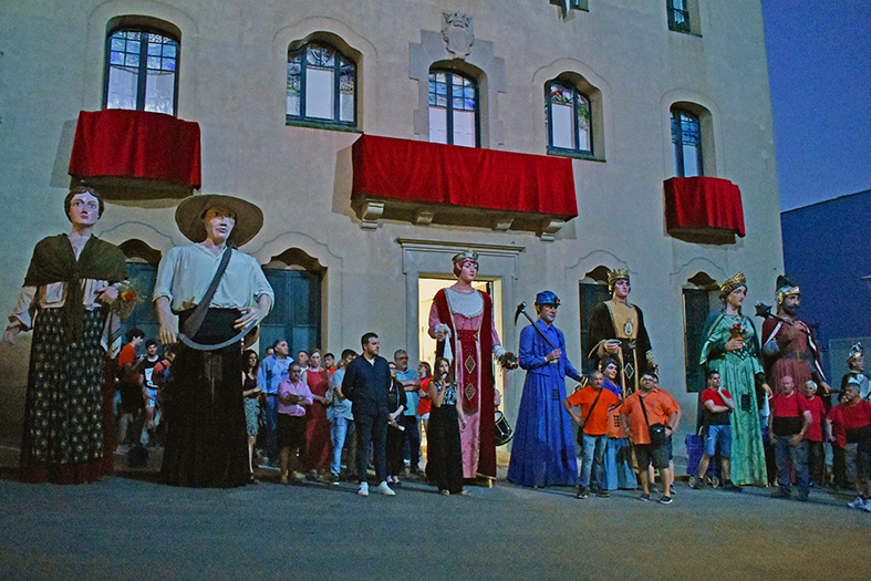 Acte dâ€™inici de la Festa Major de SÃºria, al davant de la Casa de la Vila, amb lâ€™alcalde Albert CoberÃ³ i la regidora de Festes, Alba Santamaria, amb altres membres de la corporaciÃ³ i representants dâ€™entitats de la vila.