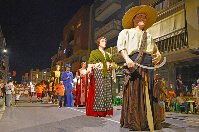 Els Geganters i Grallers del Gorg de lâ€™Olla i els Geganters i Grallers del Poble Vell, durant la cercavila nocturna dâ€™inici de la Festa Major de SÃºria.