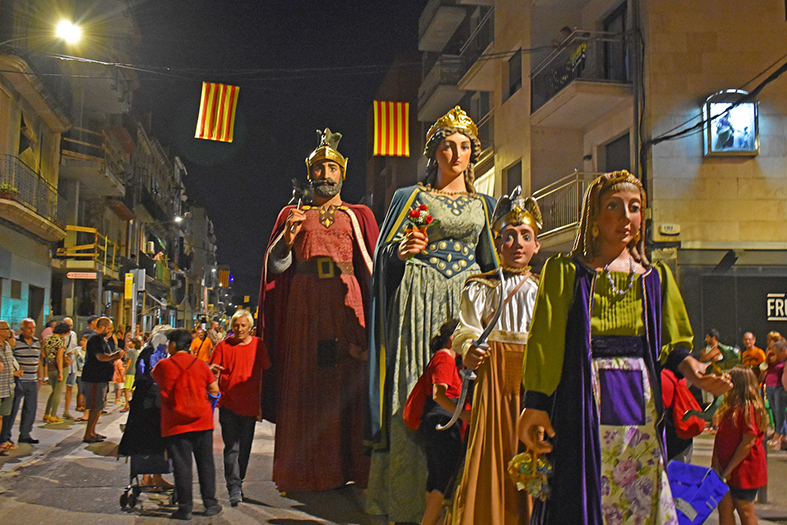 La Colla Gegantera i Grallera de Manlleu (Osona), durant la cercavila nocturna dâ€™inici de la Festa Major de SÃºria.
