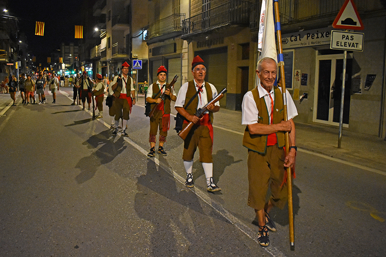 Els Trabucaires del Tro Gros, durant la cercavila nocturna dâ€™inici de la Festa Major de SÃºria.