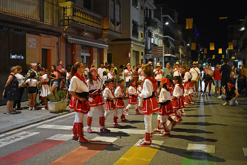 ActuaciÃ³ de lâ€™AgrupaciÃ³ Sardanista durant la cercavila nocturna dâ€™inici de la Festa Major de SÃºria.