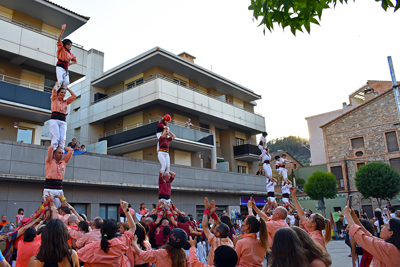 Pilars de les colles participants en la Trobada Castellera a la plaÃ§a de la Serradora, dins del programa de la Festa Major de SÃºria.