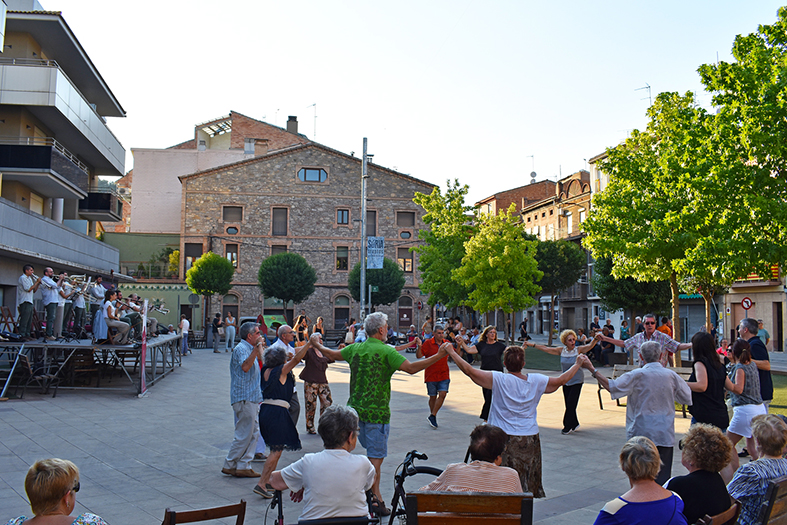 Imatge de la ballada de sardanes amb la Cobla Vila d'Olesa, dins del programa de la Festa Major de SÃºria i del calendari de ballades de l'AgrupaciÃ³ Sardanista.