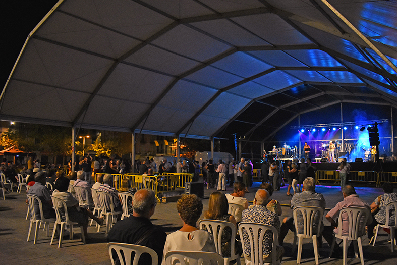 Ambient dâ€™un dels balls de nit a lâ€™envelat de la plaÃ§a de Sant Joan, dins del programa de la Festa Major de SÃºria.