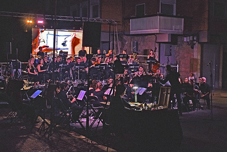 Imatge de les Tocades de la Festa Major de SÃºria al davant de la Casa de la Vila, amb la Banda de MÃºsica de Cardona i la ilÂ·lustradora solsonina Anna Terricabras.