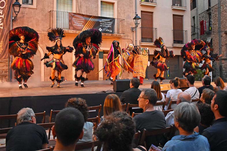 ActuaciÃ³ de la Companhia Barrica do Maranhao (Brasil) a la plaÃ§a Major del Poble Vell, dins del programa dâ€™actes de lâ€™Onze de Setembre i de les Jornades Internacionals FolklÃ²riques de Catalunya.