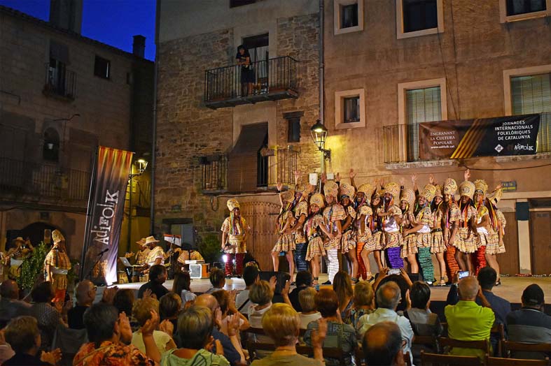 ActuaciÃ³ de la Companhia Barrica do Maranhao (Brasil) a la plaÃ§a Major del Poble Vell, dins del programa dâ€™actes de lâ€™Onze de Setembre i de les Jornades Internacionals FolklÃ²riques de Catalunya.