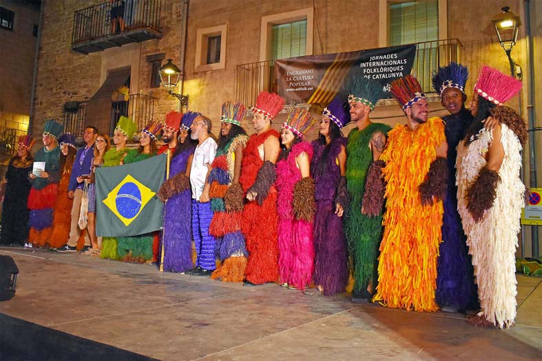 La Companhia Barrica do Maranhao (Brasil) saluda al final de la seva actuaciÃ³ a la plaÃ§a Major del Poble Vell, amb lâ€™alcaldessa accidental Alba Santamaria i el president dâ€™Adifolk, Ivan Besora.