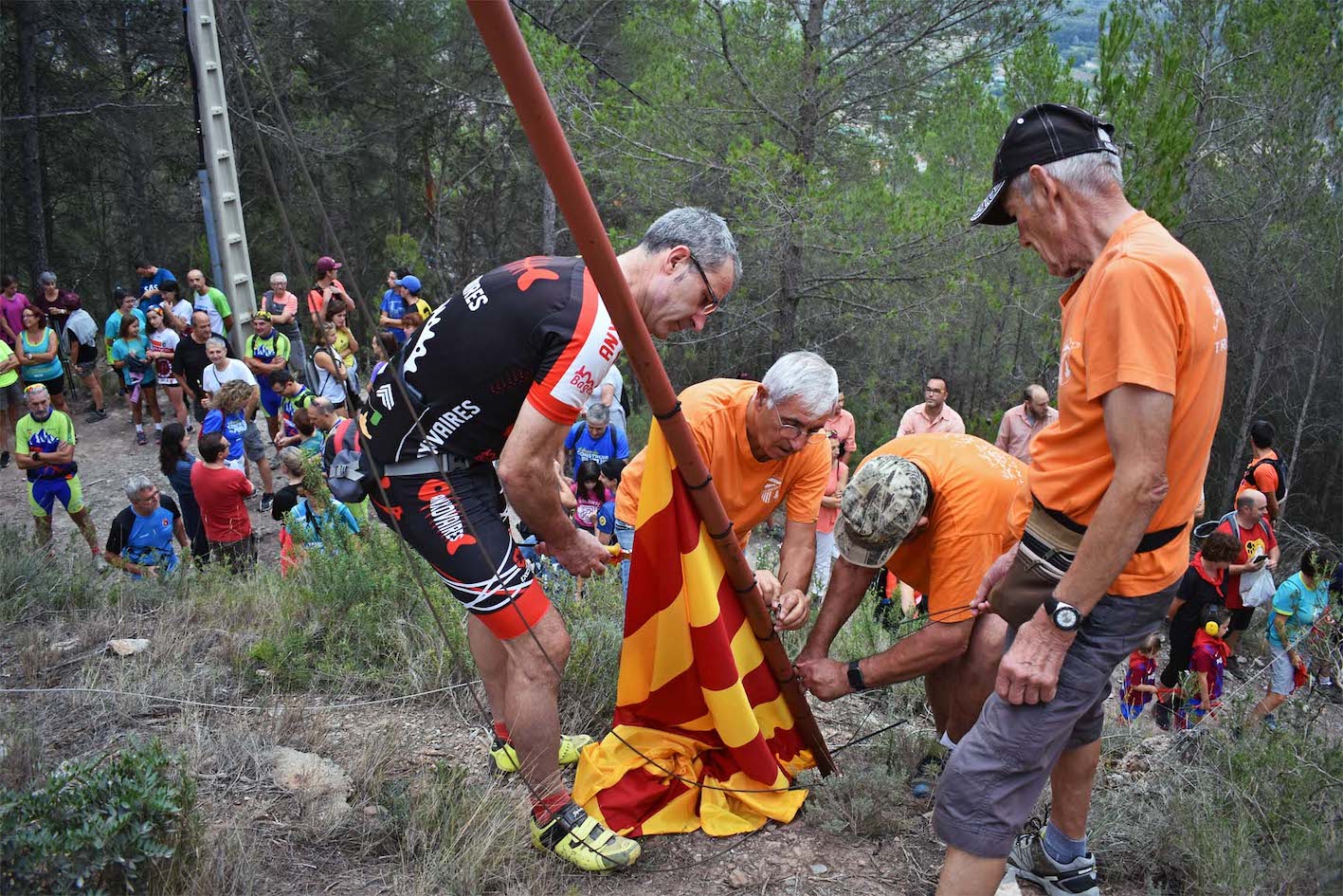 Preparatius per a la hissada de la Senyera durant lâ€™acte central de la Diada Nacional de Catalunya a SÃºria, al turÃ³ de la Torre.