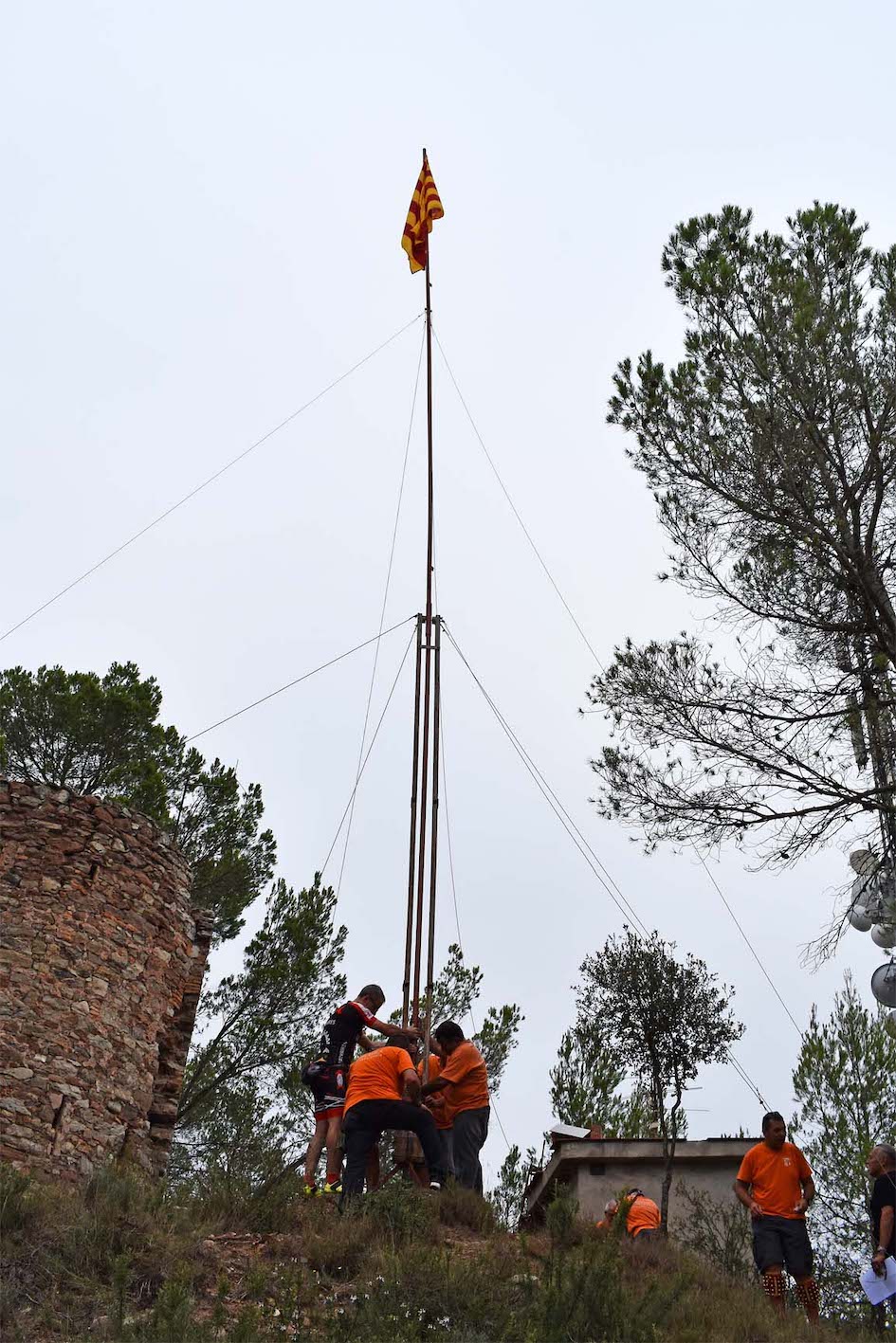 Hissada de la Senyera durant lâ€™acte central de la Diada Nacional de Catalunya a SÃºria, al turÃ³ de la Torre.