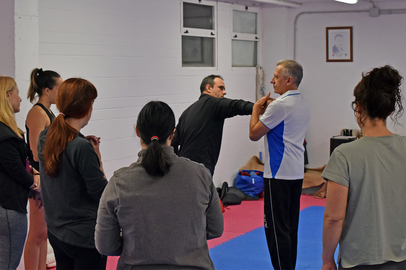 Taller de defensa personal a cÃ rrec del Club Karate Bages, dins del programa d'actes del Dia Internacional per l'eliminaciÃ³ de la violÃ¨ncia contra les dones.