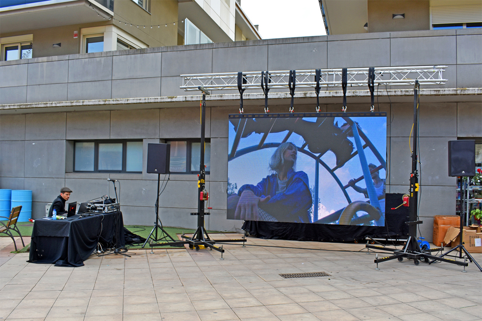 ProjecciÃ³ dels vÃ­deos de sensibilitzaciÃ³ originals del creador audiovisual surienc Daniel Enguix a la plaÃ§a de la Serradora, dins del programa d'actes del Dia Internacional per l'eliminaciÃ³ de la violÃ¨ncia contra les dones.