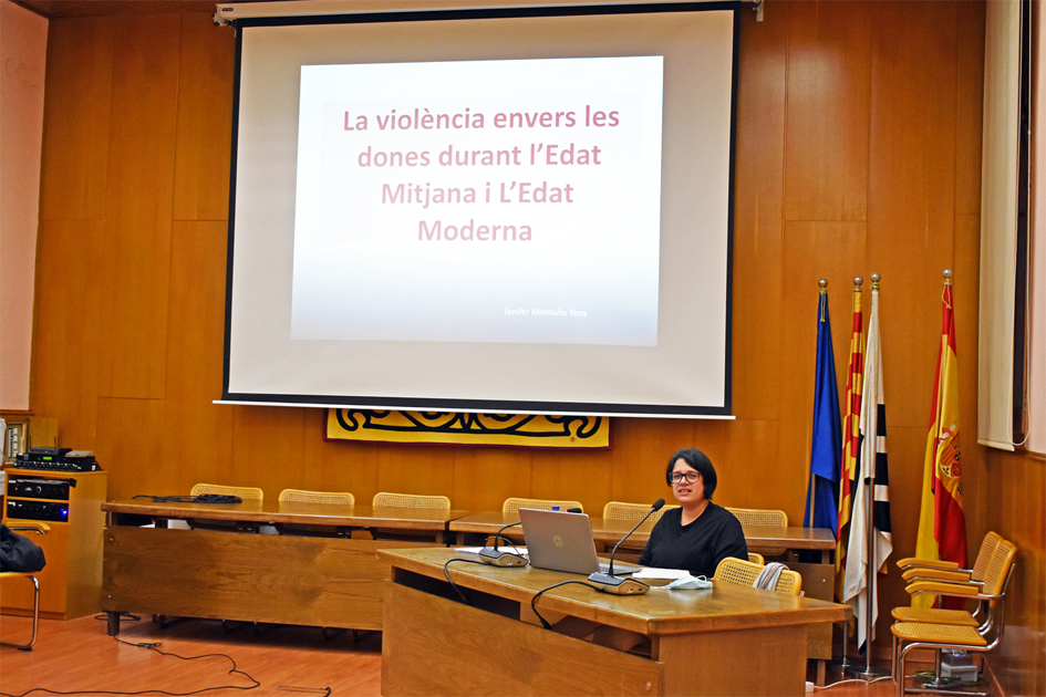 Xerrada de la historiadora surienca Jenifer MontaÃ±o al salÃ³ de sessions de la Casa de la Vila, dins del programa d'actes del Dia Internacional per l'eliminaciÃ³ de la violÃ¨ncia contra les dones.