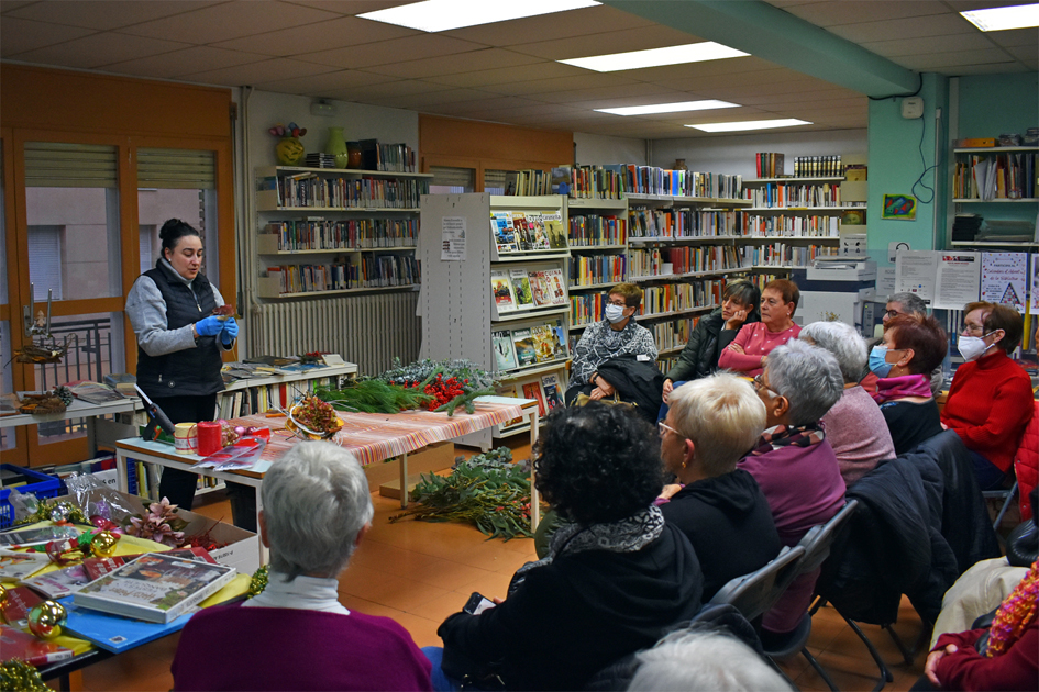 Taller de centres florals de Nadal a la Biblioteca PÃºblica, a cÃ rrec de Josefina Esquius.