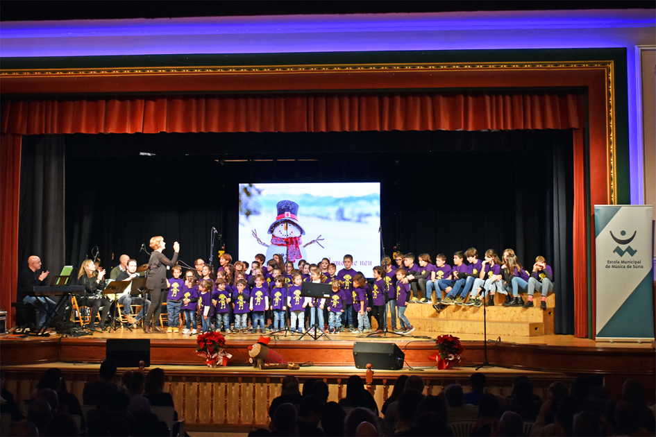 Concert de Nadal de l'Escola Municipal de MÃºsica a la sala d'actes de la ResidÃ¨ncia Bell RepÃ²s.