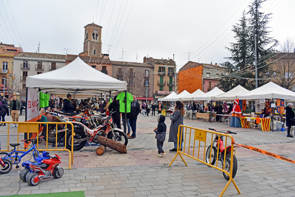 Ambient de la Fira de Nadal i la Fira dâ€™Entitats de SÃºria, a la plaÃ§a de Sant Joan.
