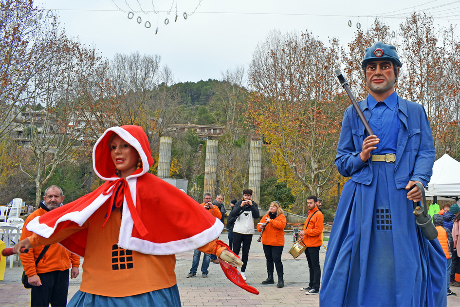 ActuaciÃ³ de la Fira de Nadal i Fira dâ€™Entitats de SÃºria, a la plaÃ§a de Sant Joan.