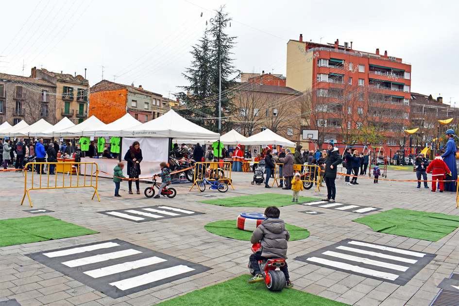 Activitat de la Fira de Nadal i Fira dâ€™Entitats de SÃºria, a la plaÃ§a de Sant Joan.