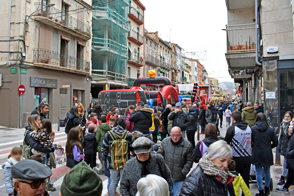 Ambient de la Fira de Nadal i la Fira dâ€™Entitats de SÃºria, a lâ€™illa de vianants del centre urbÃ .