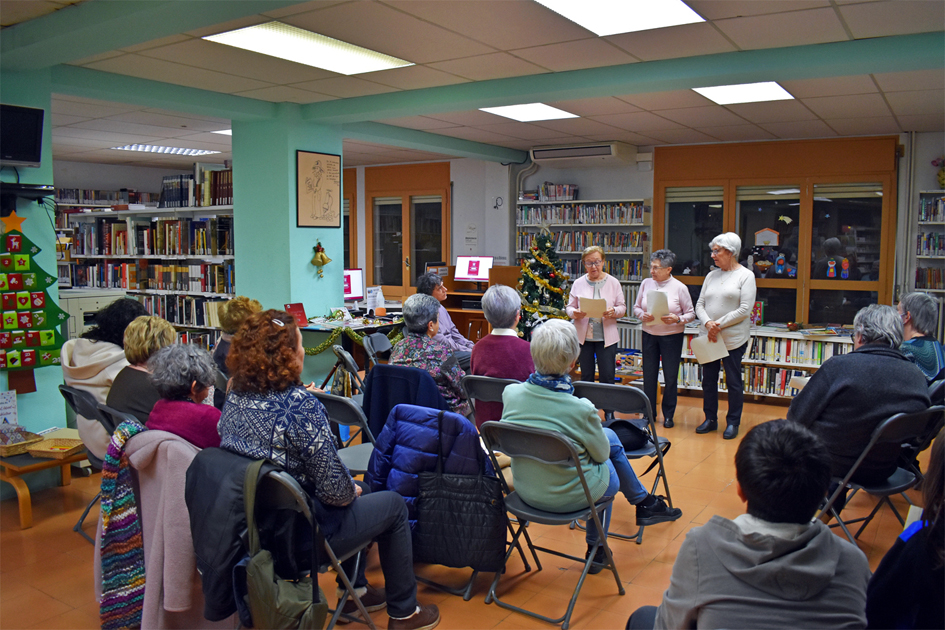 Lectura de poemes de Nadal a la Biblioteca PÃºblica, amb el grup del Taller de Lectura de L'Esplai.