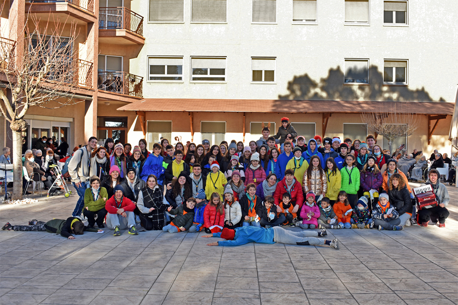 Participants en la cantada de nadales de l'Agrupament Escolta i Guia Joan Ros a la ResidÃ¨ncia Bell RepÃ²s.