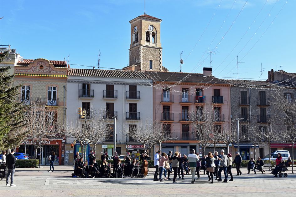 Ballada de sardanes de Nadal amb la Cobla La Principal de Berga a la plaÃ§a de Sant Joan, organitzada per l'AgrupaciÃ³ Sardanista.