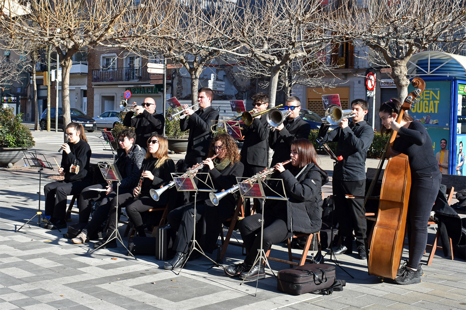Ballada de sardanes de Nadal amb la Cobla La Principal de Berga a la plaÃ§a de Sant Joan, organitzada per l'AgrupaciÃ³ Sardanista.