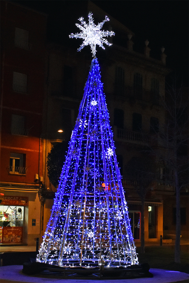 Arbre de Nadal a la plaÃ§a de la Serradora.